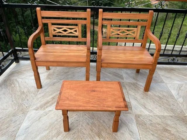 2 Poltronas Rústicas de Madeira + Mesinha de centro
