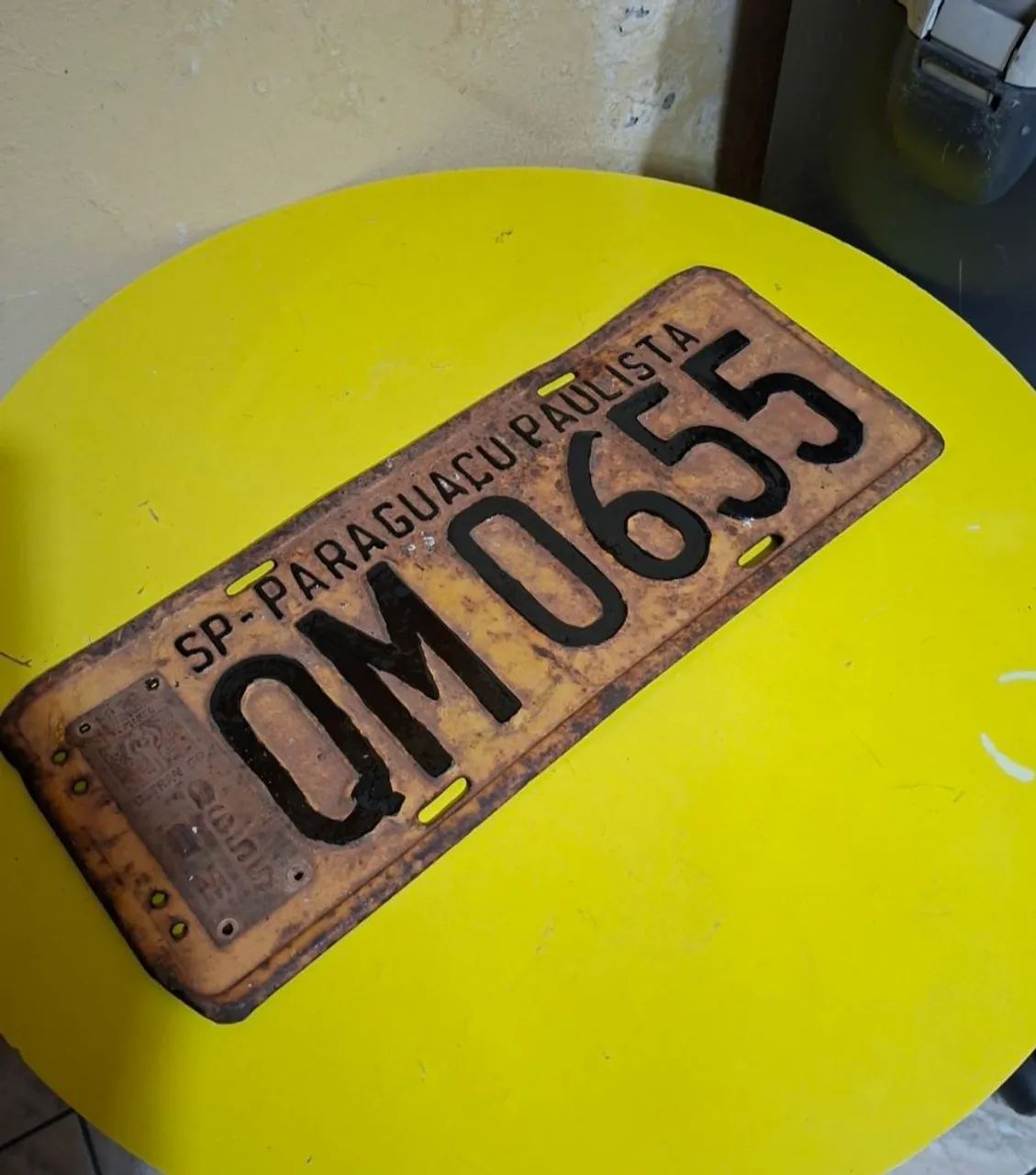 Placa antiga amarela 