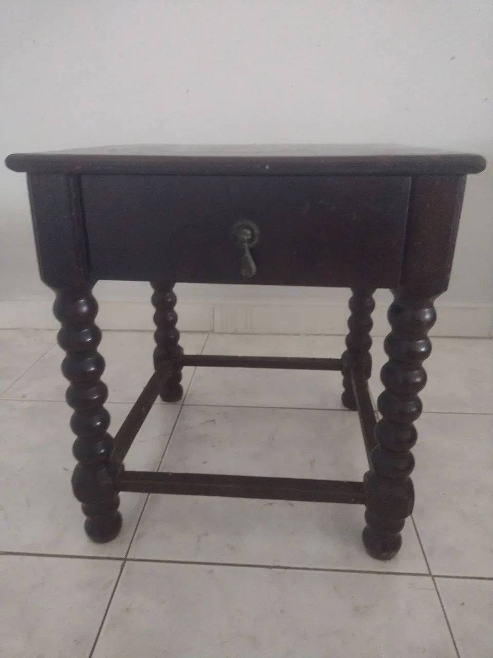 Mesa de cabeceira em madeira maciça 