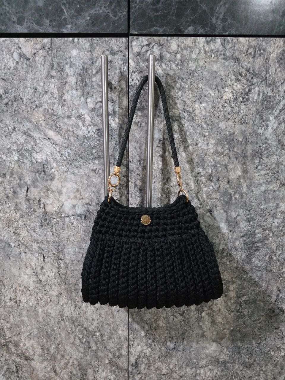 Bolsa preto e dourado croche
