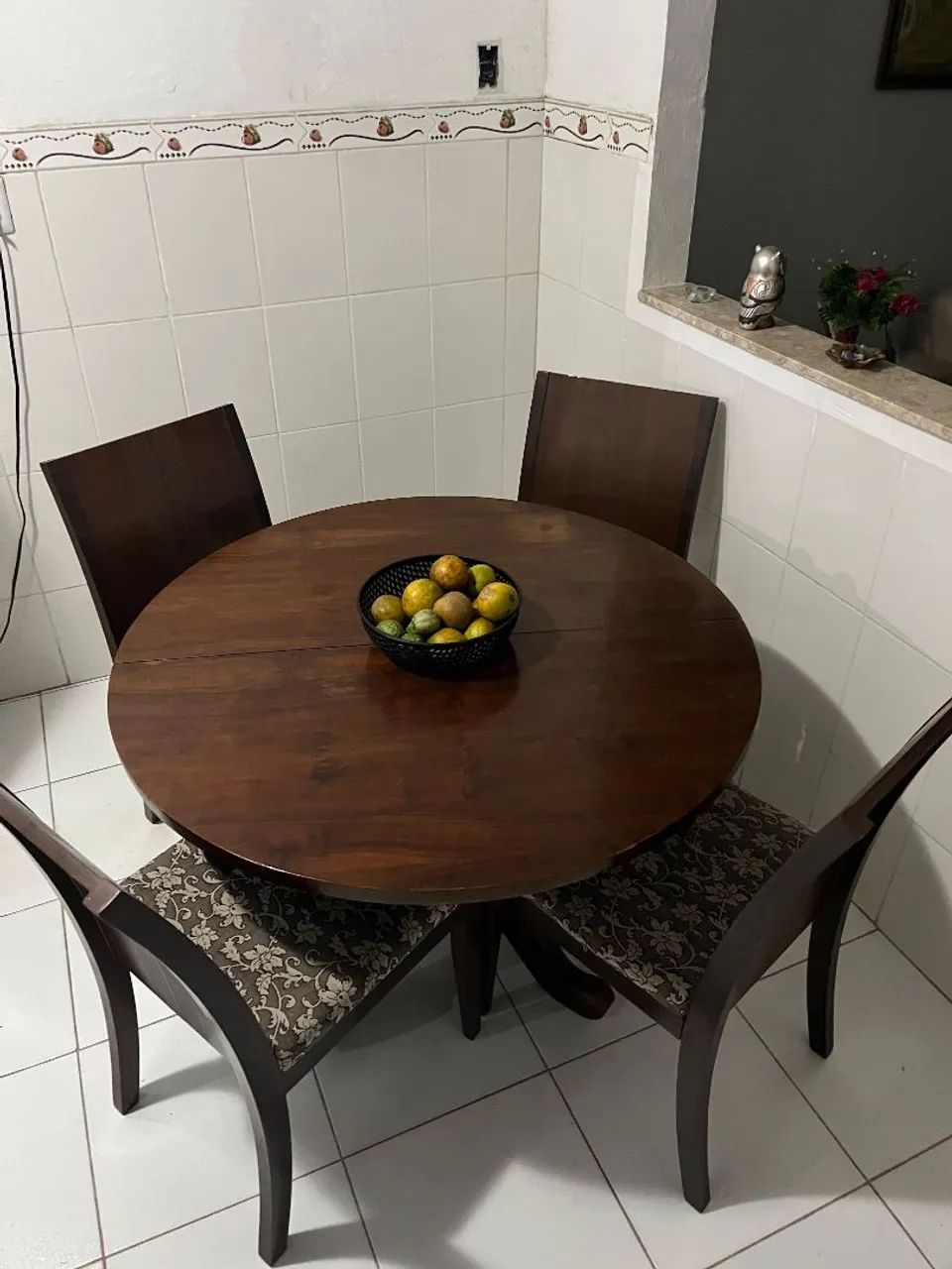 Vendo mesa colonial com 4 cadeiras acolchoadas  - Foto 2