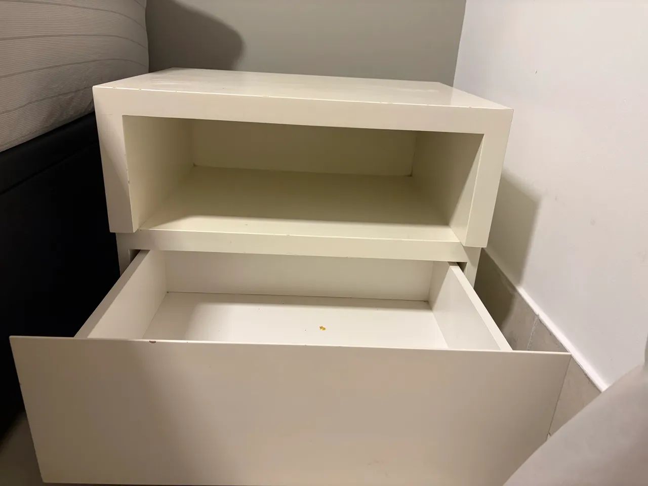 Mesa de cabeceira com Gaveta e rodinha  - Foto 2