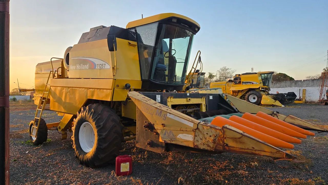 Colheitadeira New Holland TC57 Colhedeira TC 57 Case - Tratores e