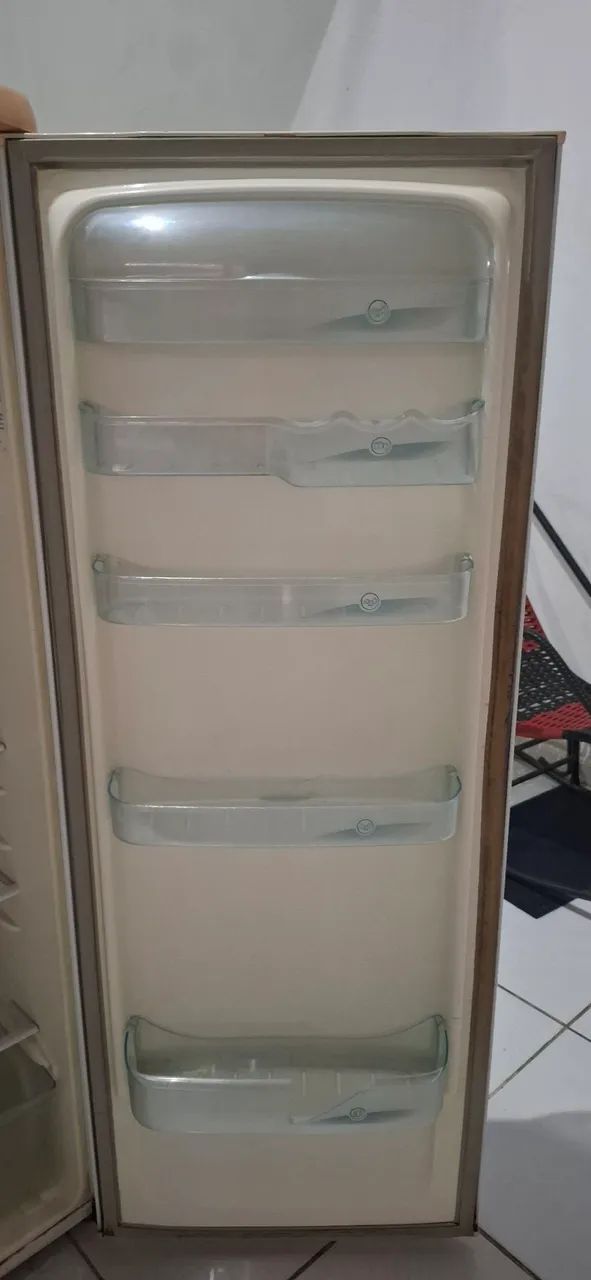 Geladeira Eletrolux - funcionando bem - Foto 4