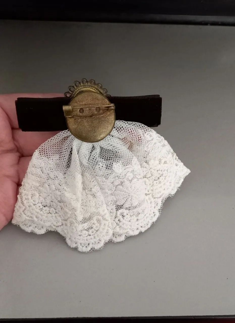 Broche de Laço Veludo Marrom com Camafeu e Renda (novo) - Foto 4