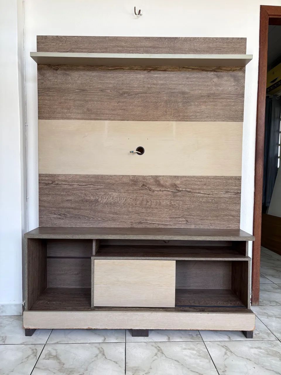 Rack com painel para TV.
