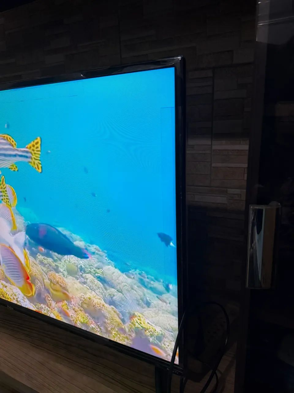 A Smart TV LED 42" polegadas Philco PTV42G6FR2CPF com plástico nas bordas.  - Foto 2