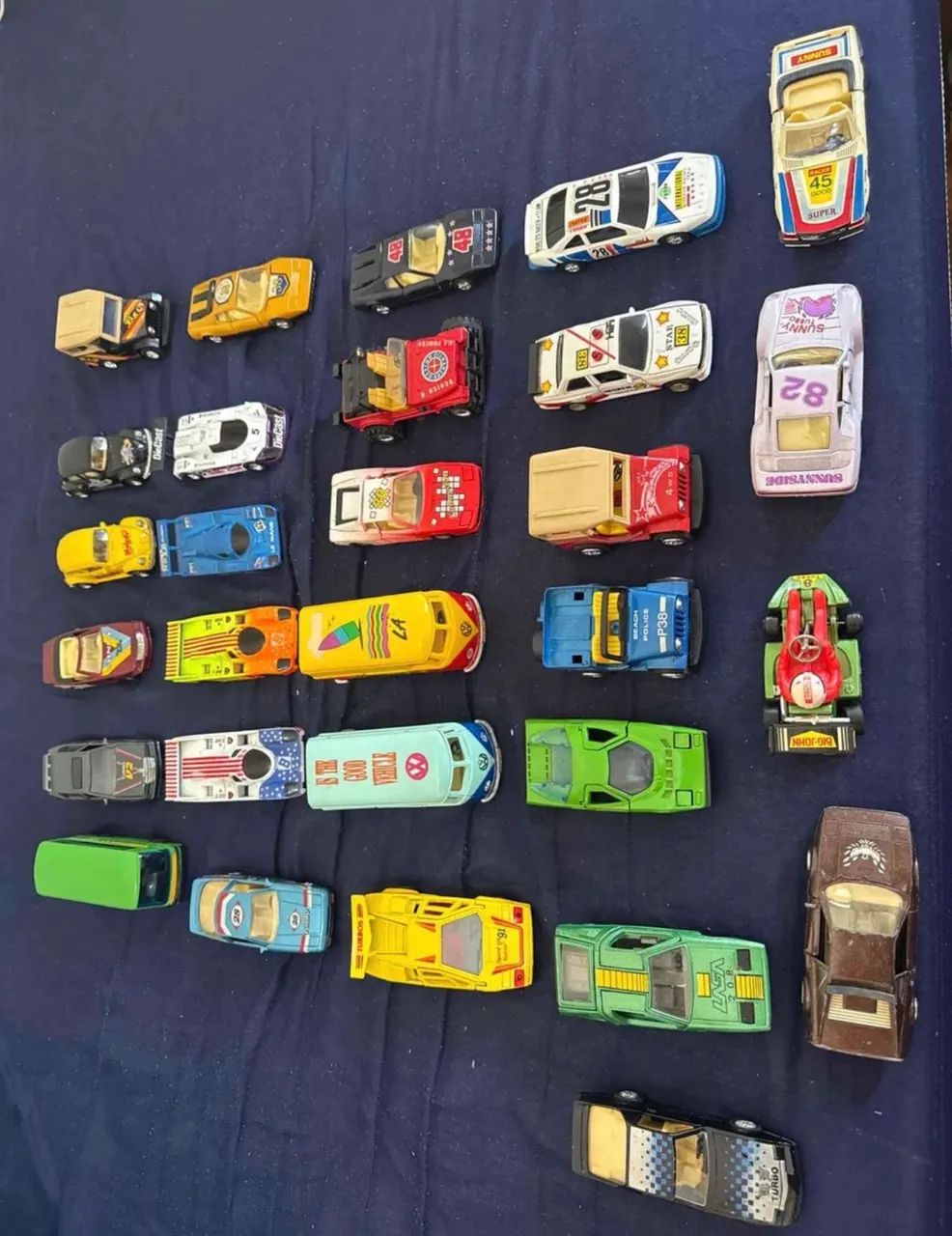Lote com 29 carrinhos de ferro anos 90 