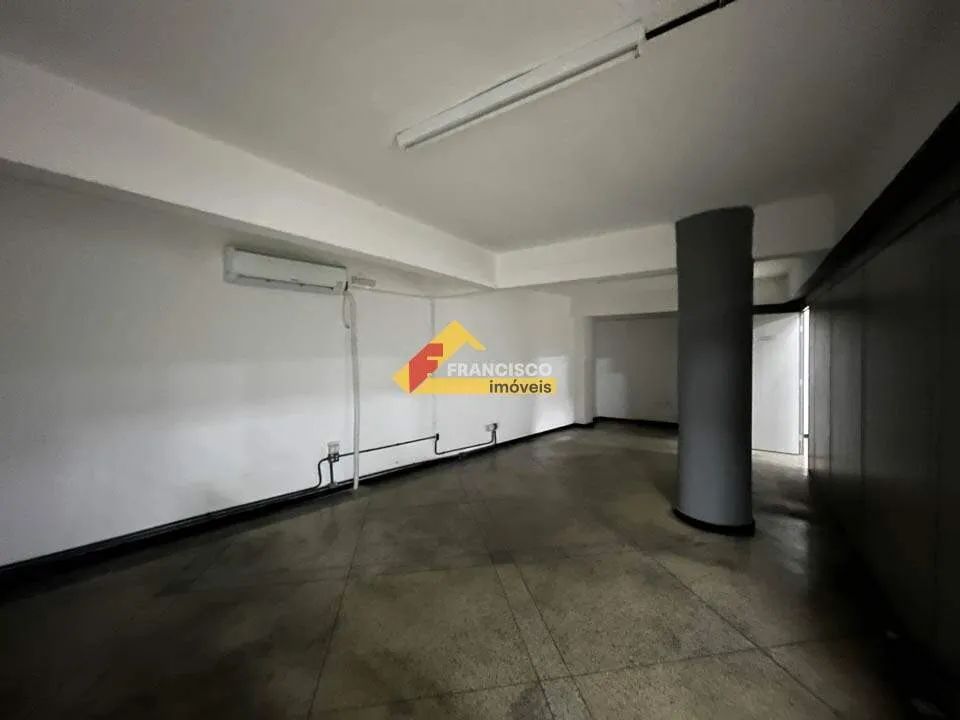 Sala comercial localizada no Centro