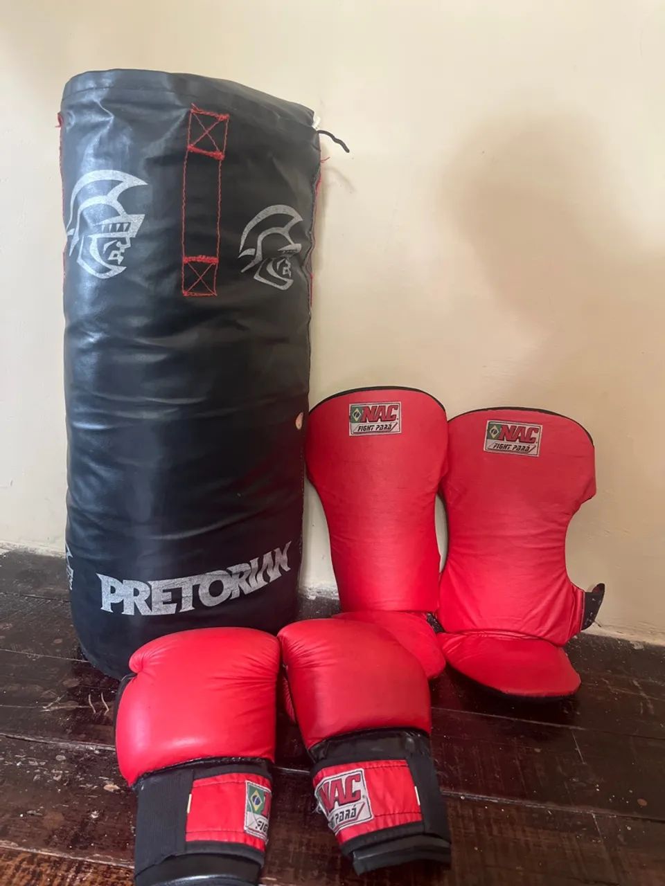 Caneleira e luva de boxe + saco de boxe 