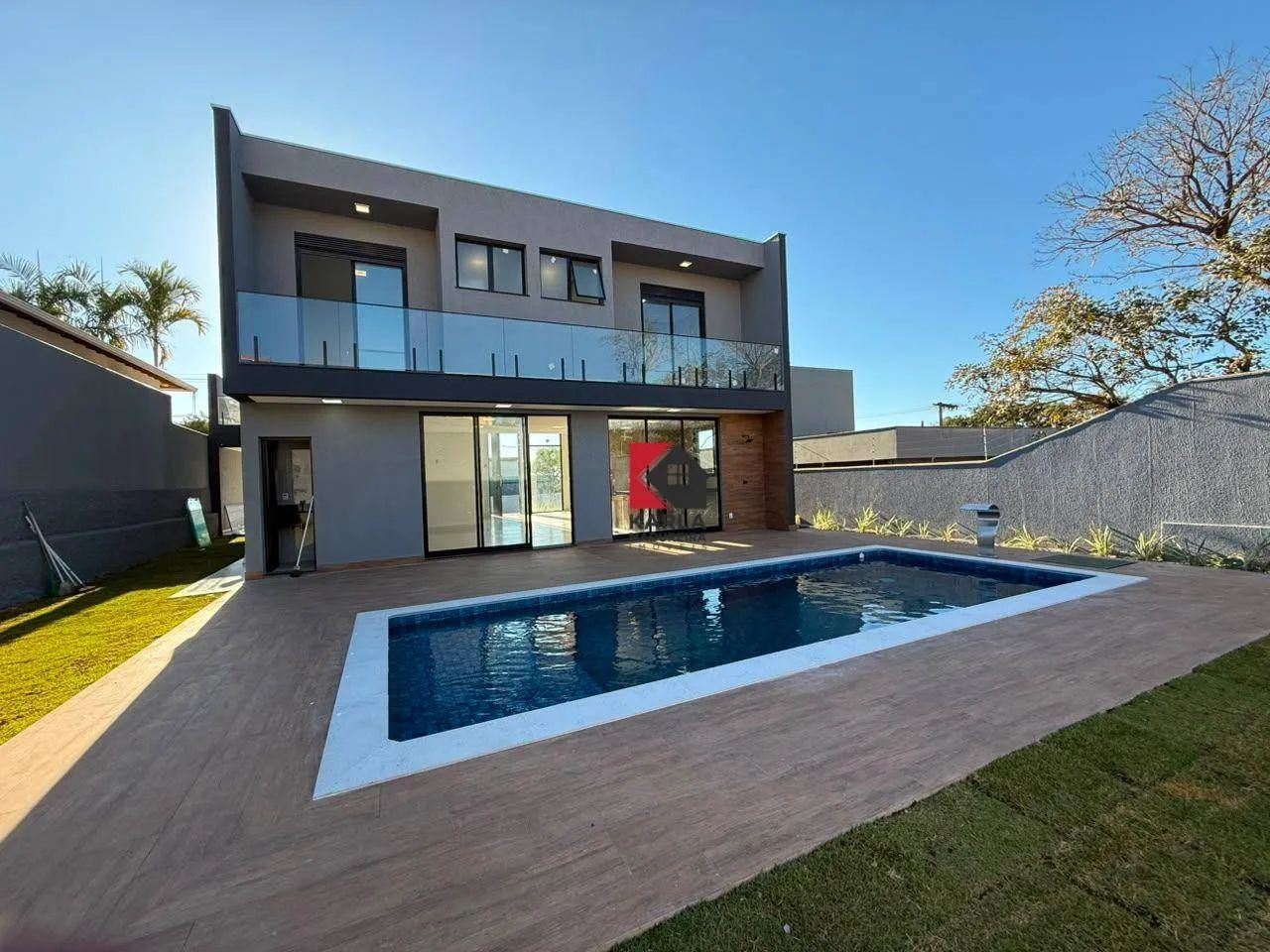 CASA EM CONDOMINÍO COM 04 QUARTOS SENDO 03 SUÍTES E PISCINA AQUECIDA!