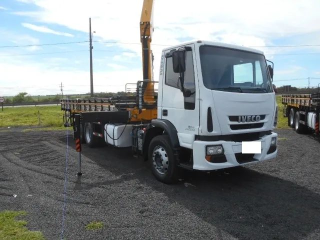 Iveco Tector 240e22 2013 com munck 