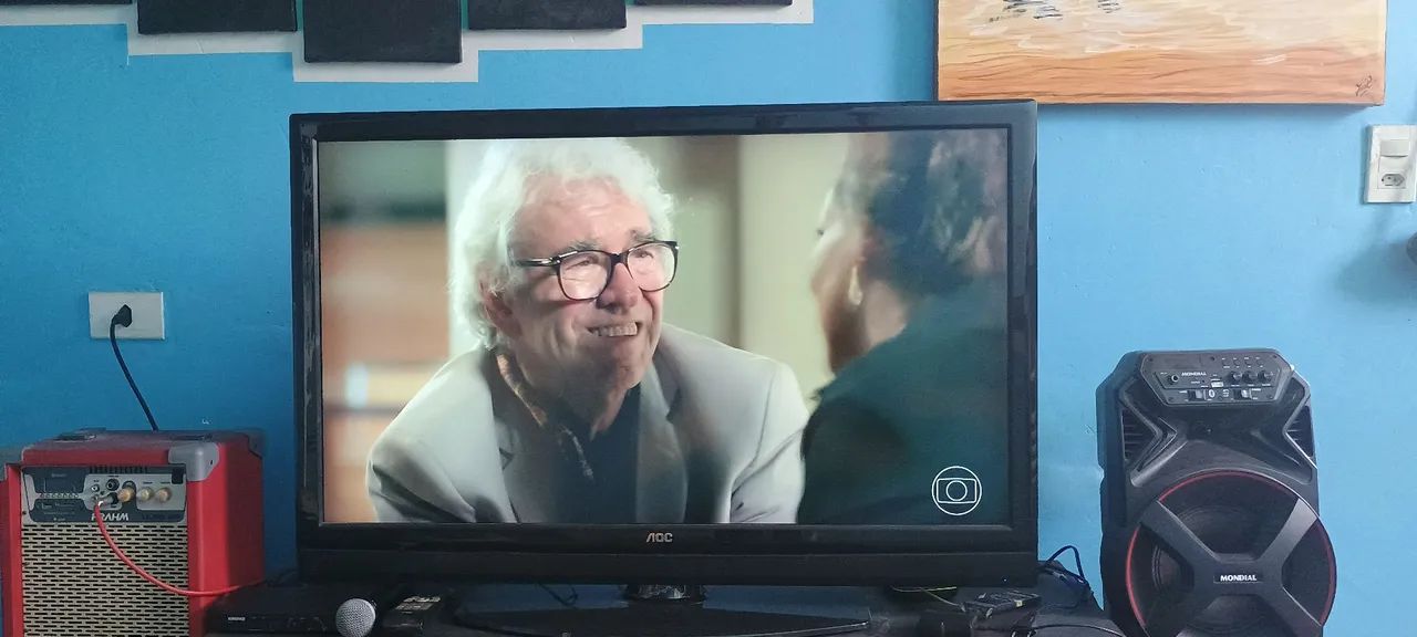 Tv AOC 42 polegadas, uma pequena avaria mas não compromete a imagem, 350,00. - Foto 2