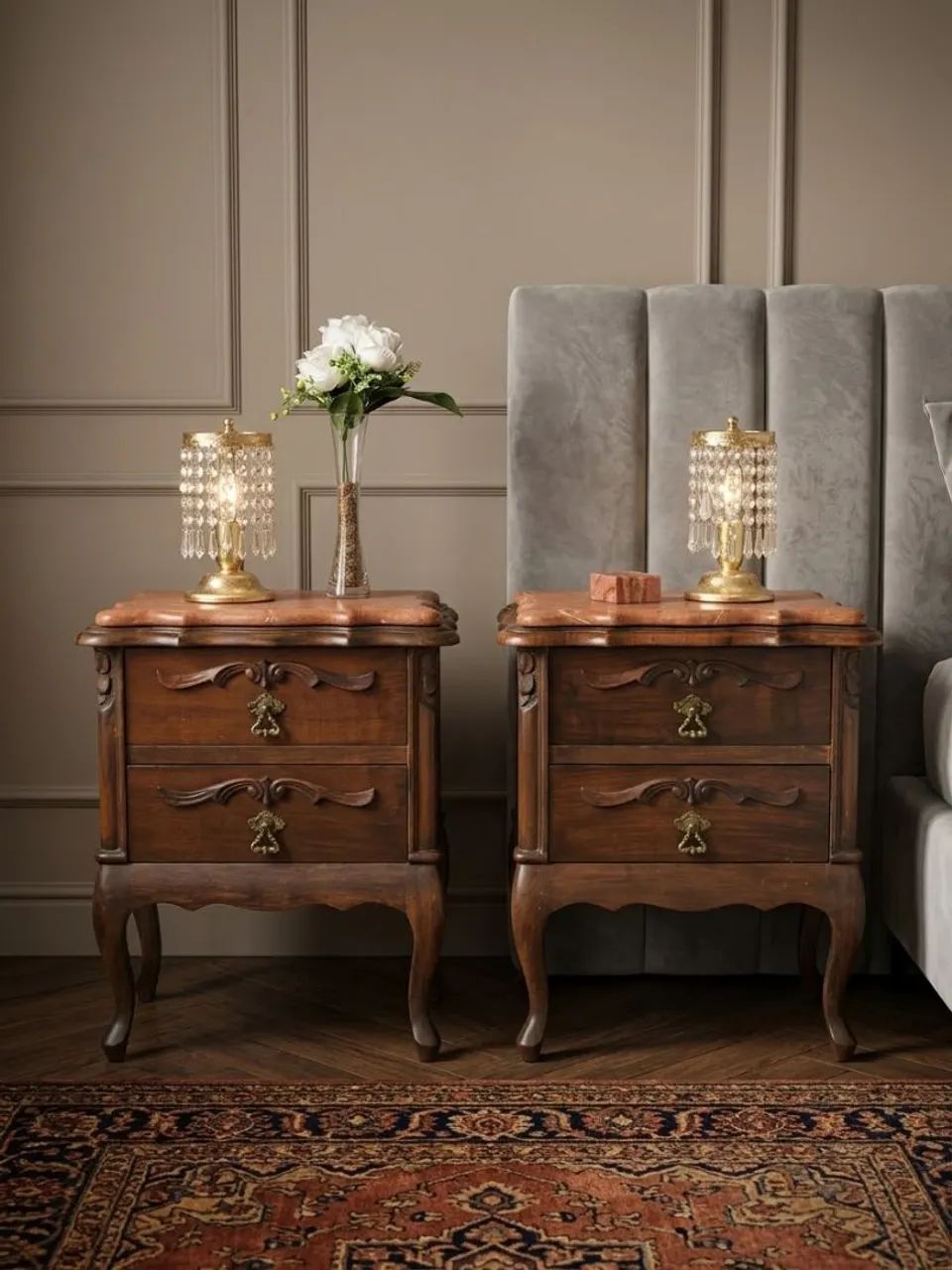 mesa de cabeceira em estilo clássico
