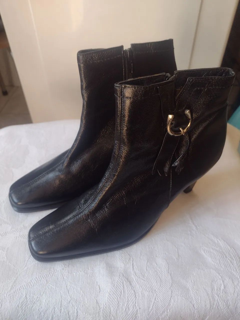 Par de botas de couro cor preta marca Amor Ella feminina  - Foto 3