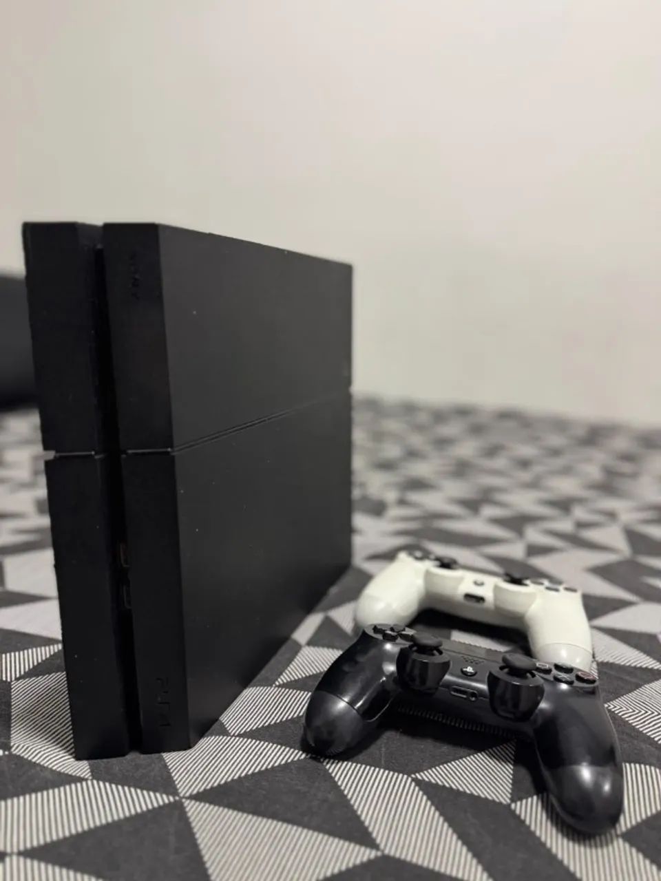 PS4 Fat 500GB + 2 Controles DualShock 4 Original e Branco