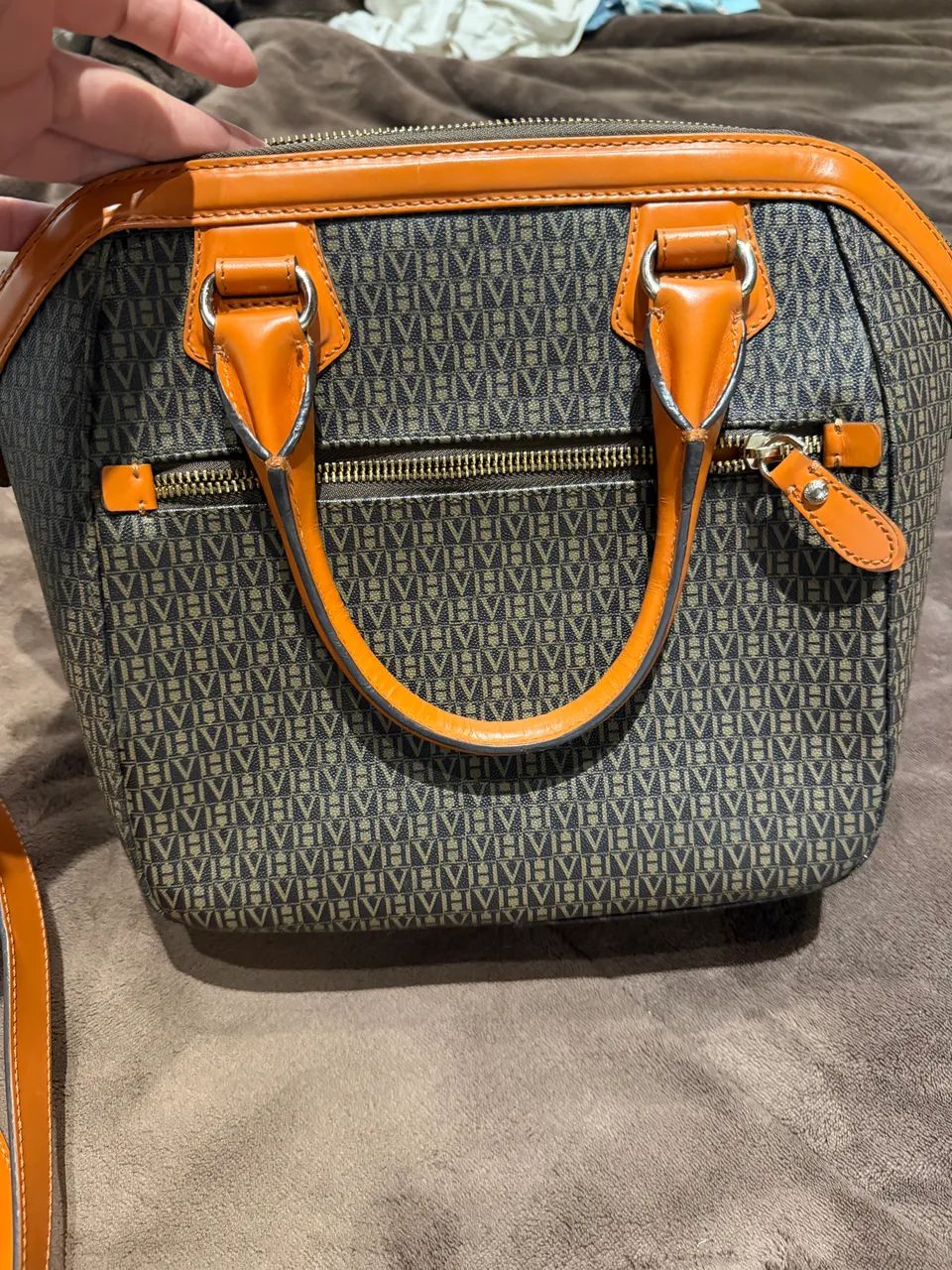 bolsa victor hugo original, com monograma em tons de marrom e detalhes em laranja - Foto 5