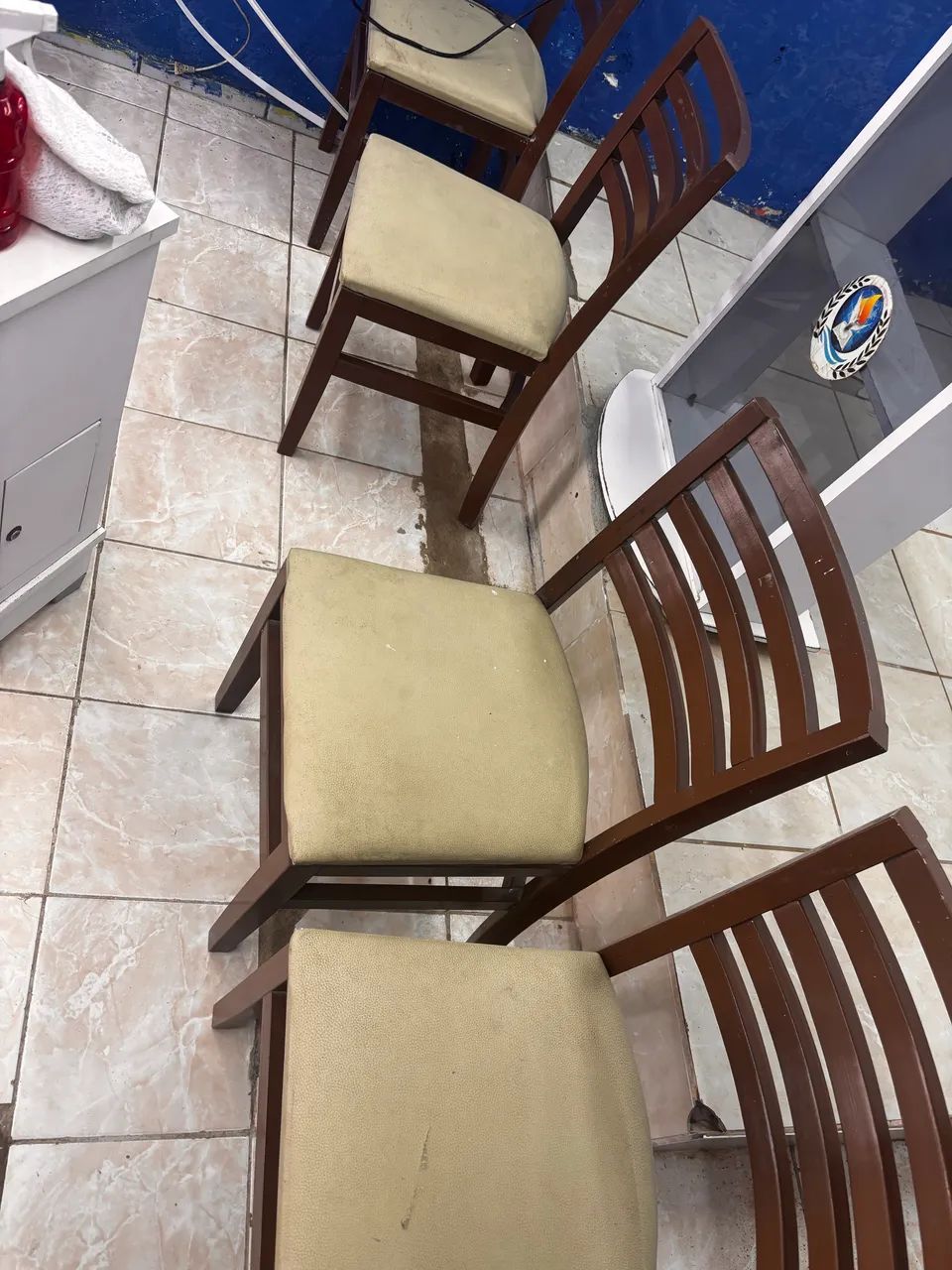 PROMOÇÃO !!! VENDE-SE 6 CADEIRAS DE MADEIRA - Foto 2