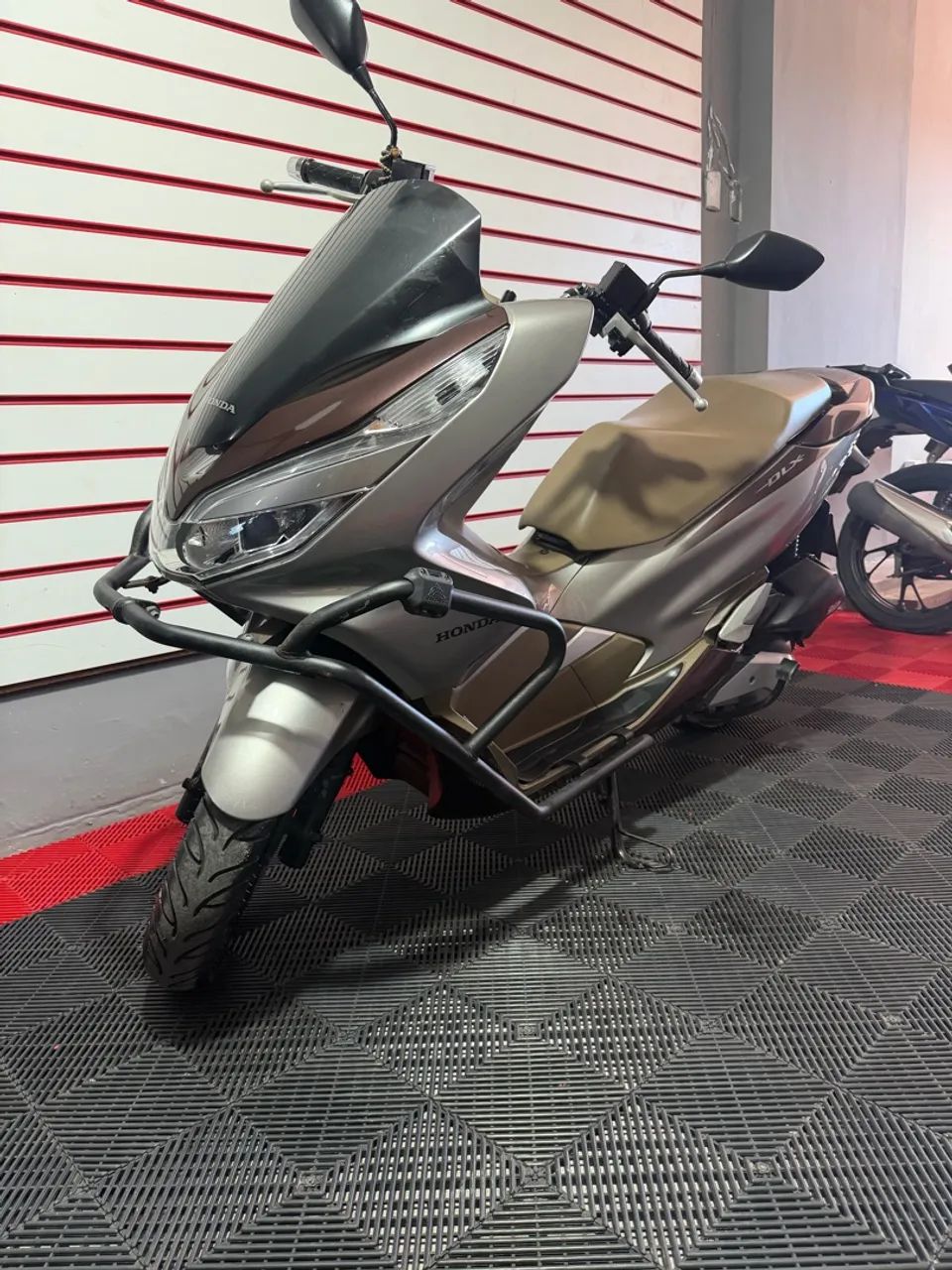 HONDA PCX 2022 DLX - SUPER NOVA 