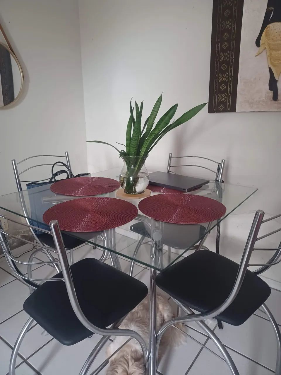 Mesa com quatro cadeiras em excelente estado . - Foto 2