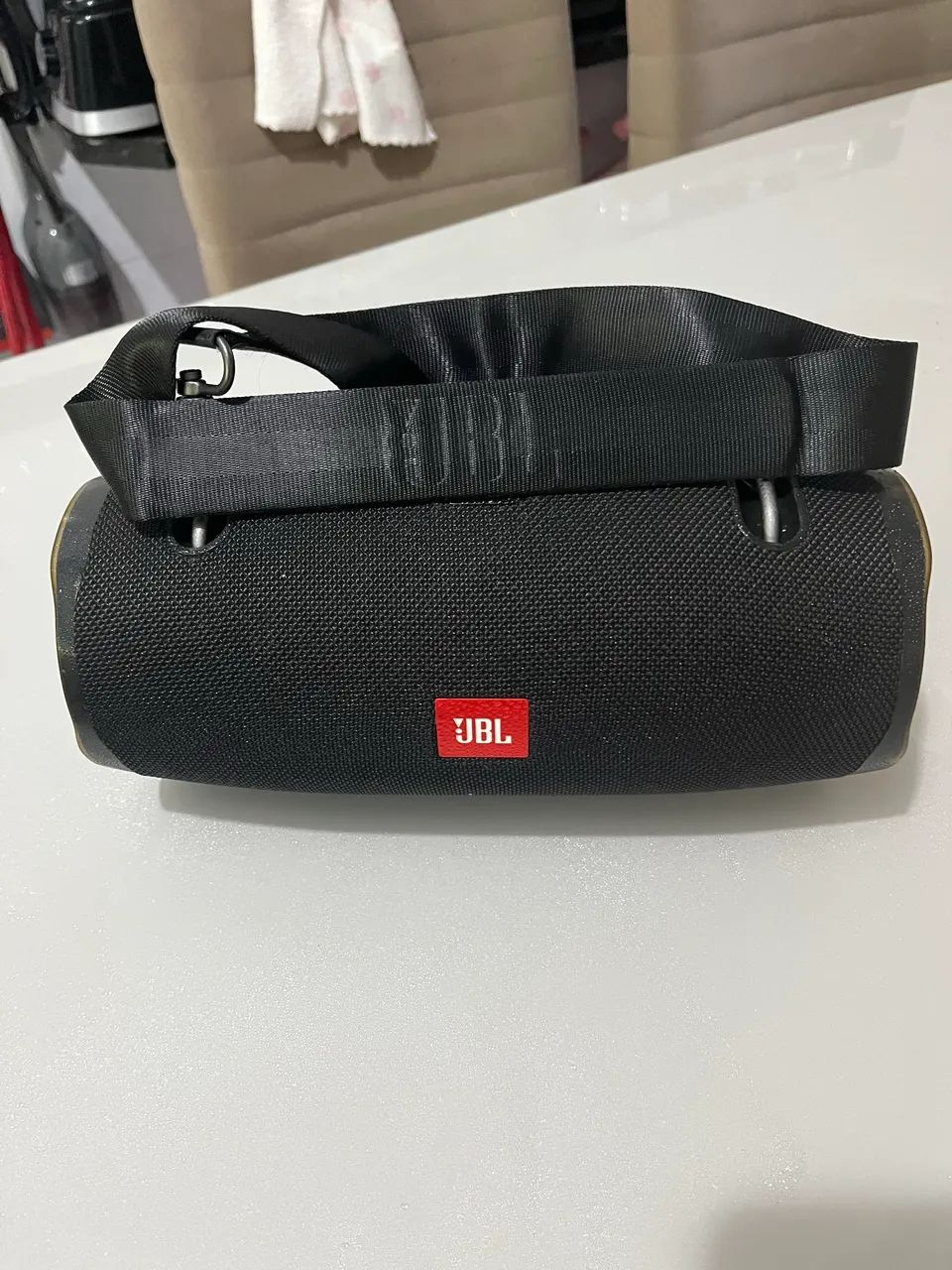 Estou vendendo uma caixa JBL original