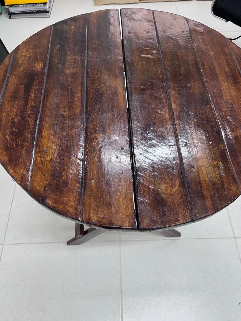Mesa de madeira rústica 