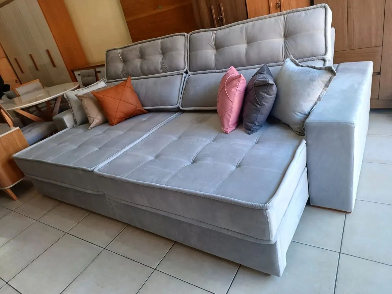 Sofá Retratil Novo Tem 2.80 De Largura Espuma D33 com Molas ensacada.