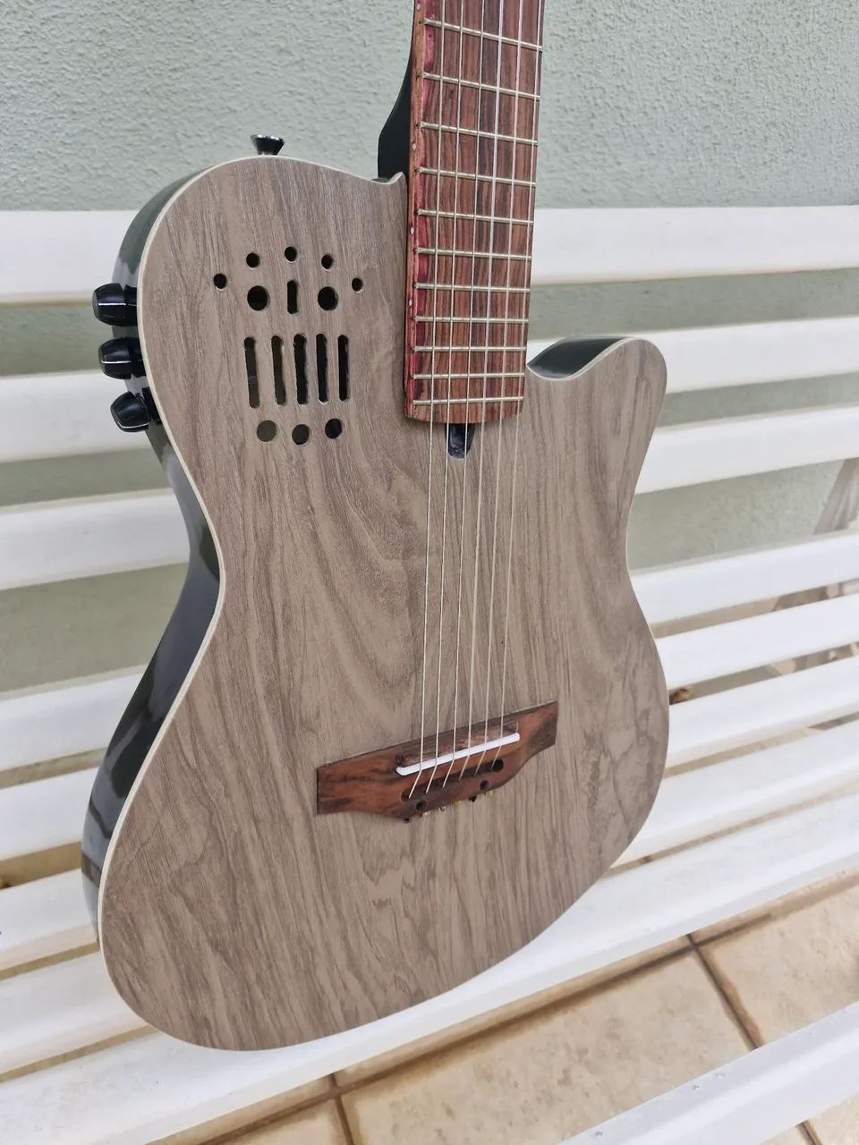 Violão estilo Godin 