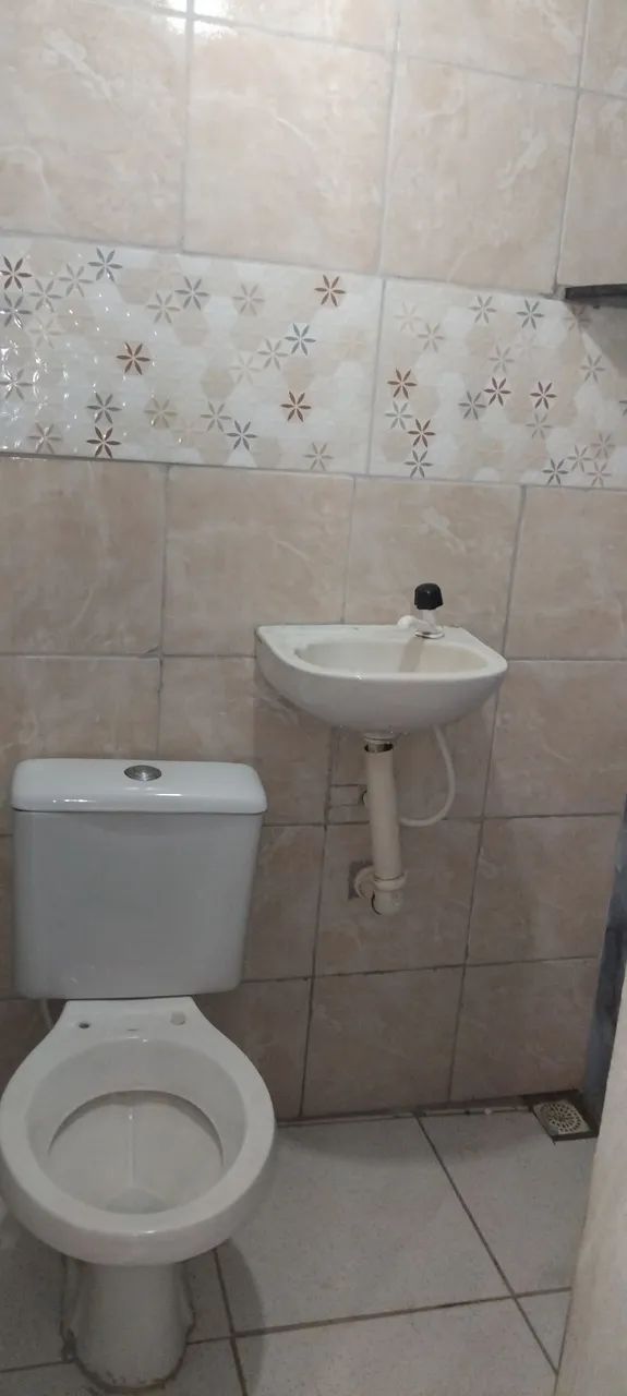 Aluga-se um cômodo simples com banheiro.  - Foto 4