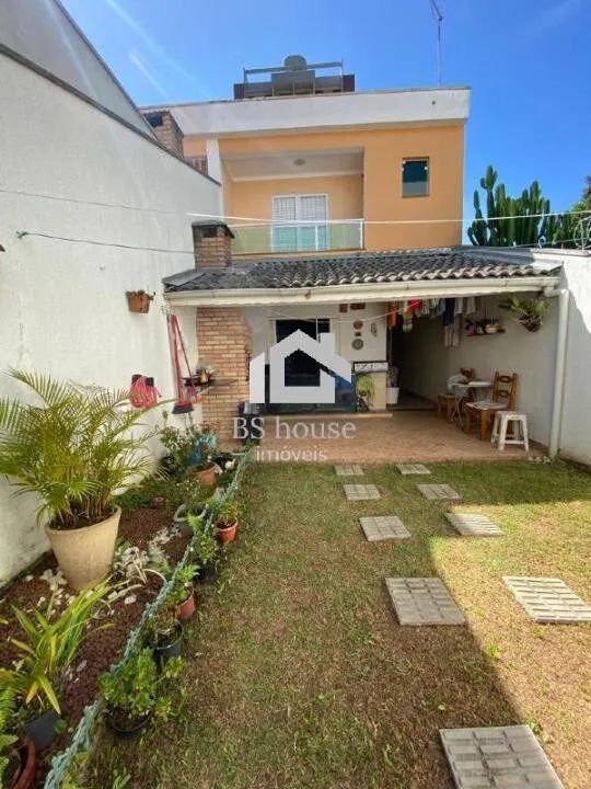 Sobrado com 248 m², espaço gourmet, jardim