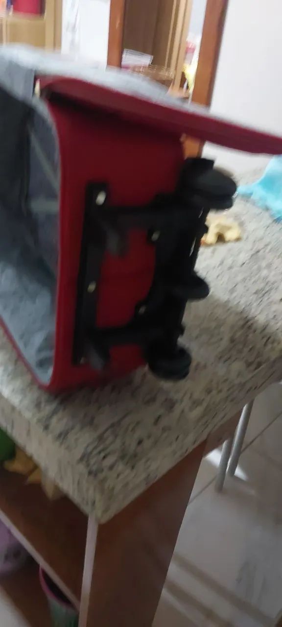 Vendo duas malas elas são do mesmo tamanho e só mesmo modelo cada uma custa 100 reais semi - Foto 2