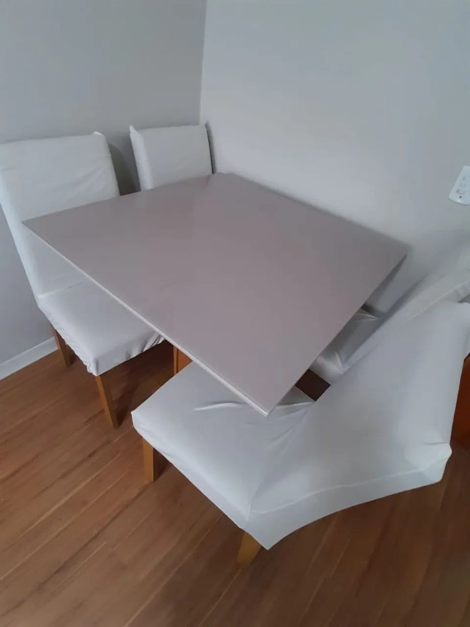 Mesa quadrada de laca de 4 lugares 