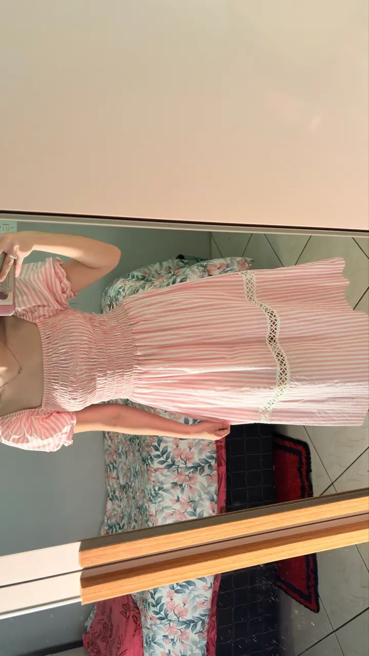 Vestido Midi Rosa e Branco Listrado com Lastex e Detalhe em Renda