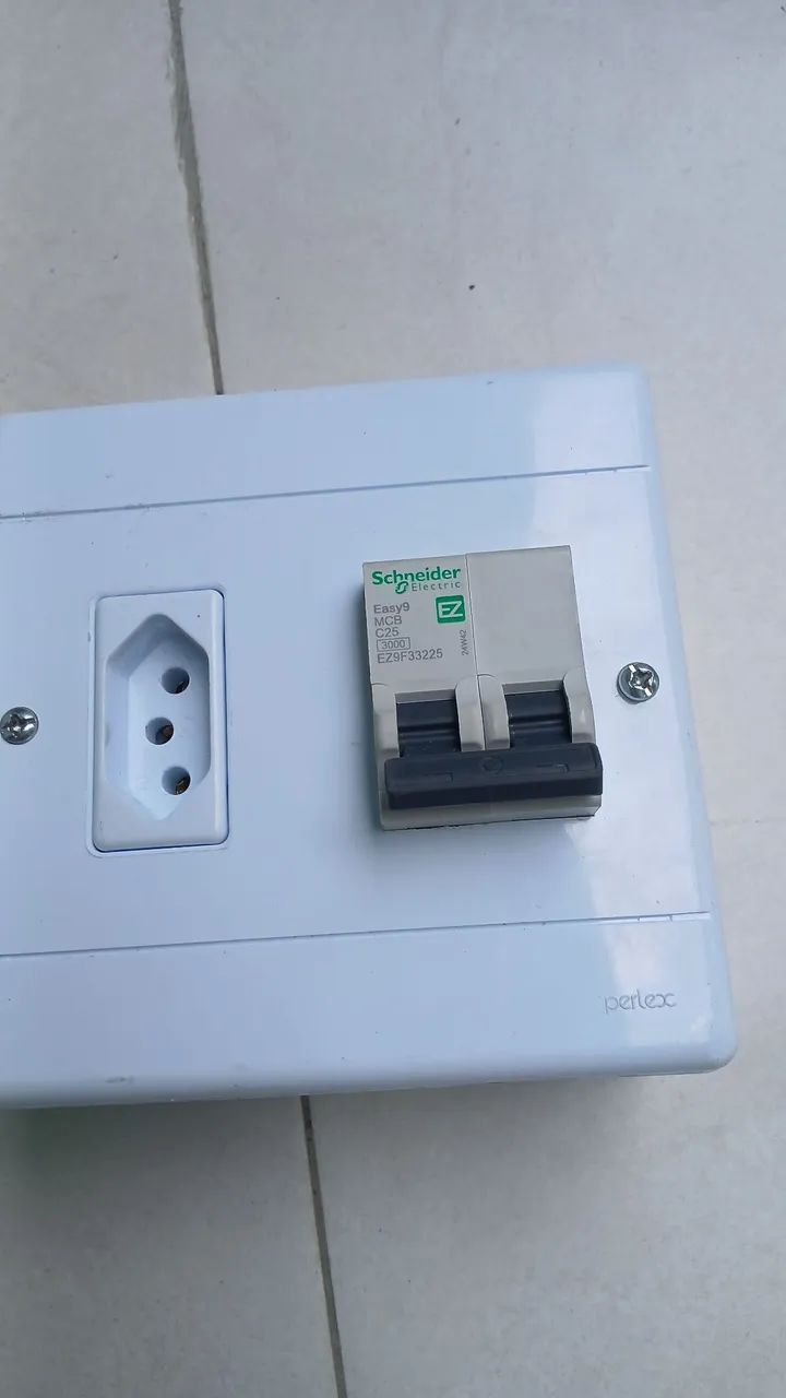 Caixa com disjuntor e tomada