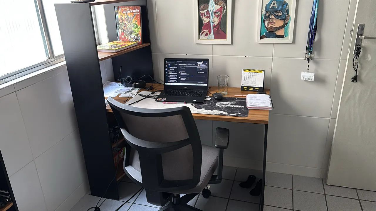 Mesa de escritório com prateleiras 