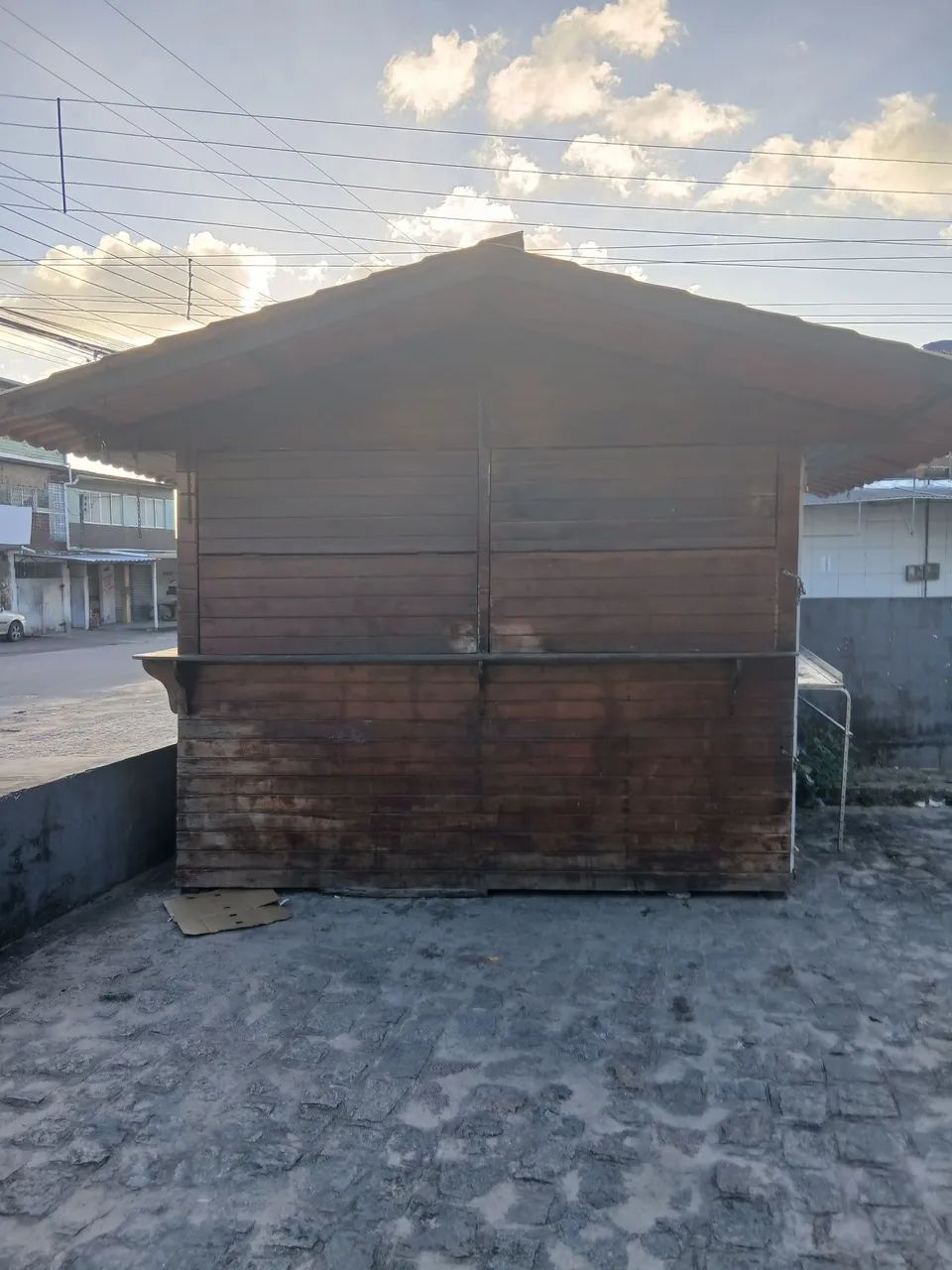 Quiosque de madeira para retirada do local  .