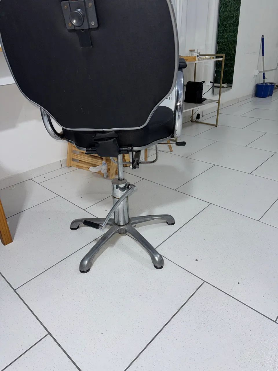 Vendo cadeira de Cabelereiro/barbeiro  - Foto 2