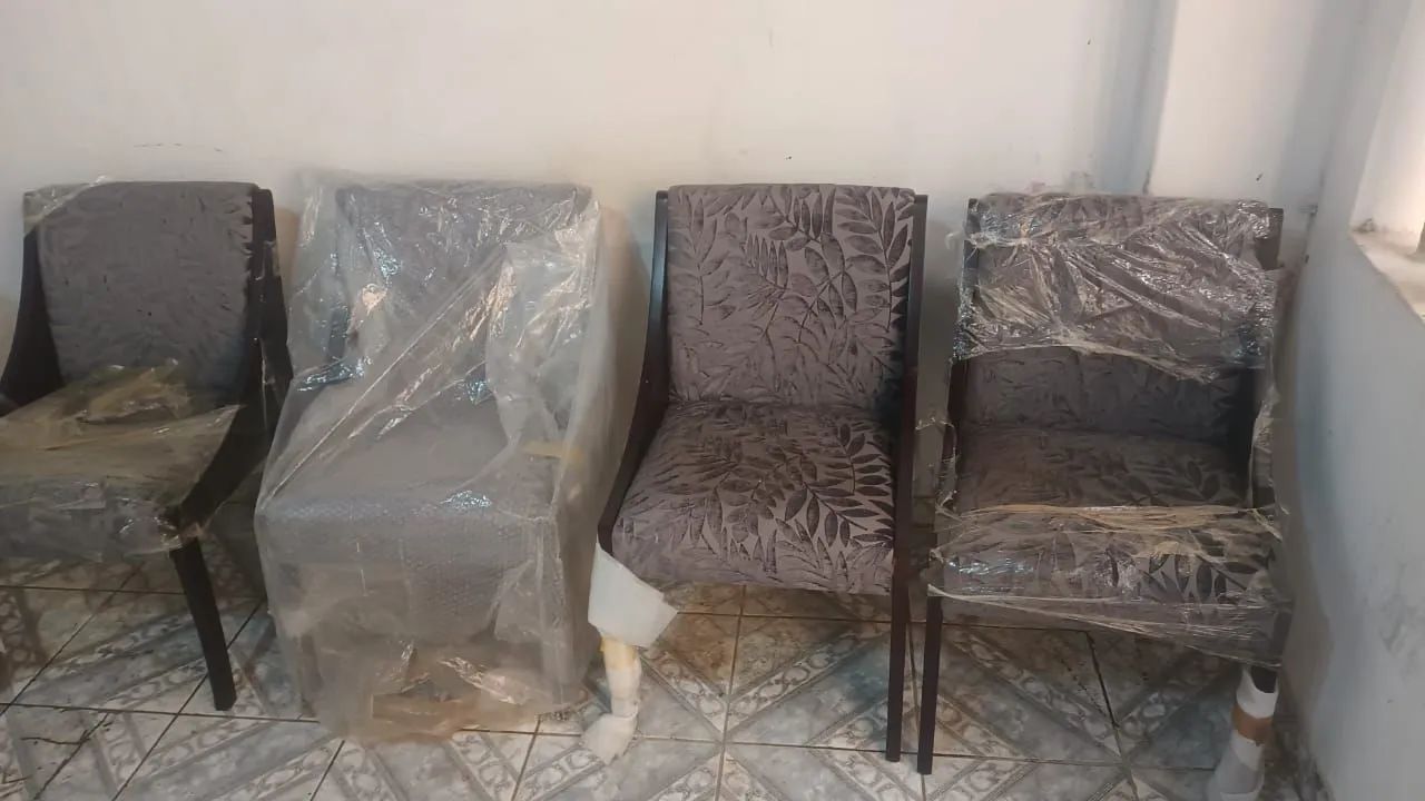 Mesa em madeira com vidro temperado, com 5 cadeiras. - Foto 2