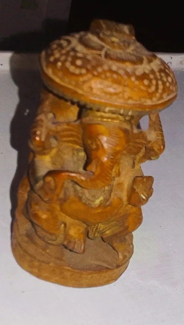 Escultura indiana representando deus Ganesh madeira entalhada á mão de origem indiana - Foto 6