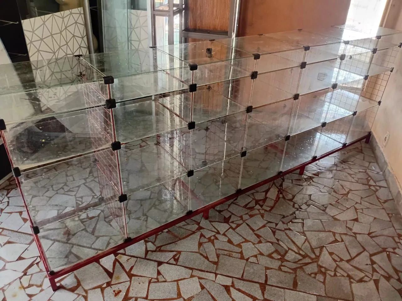 Vendo balcão de vidros blindex e aramados  - Foto 2
