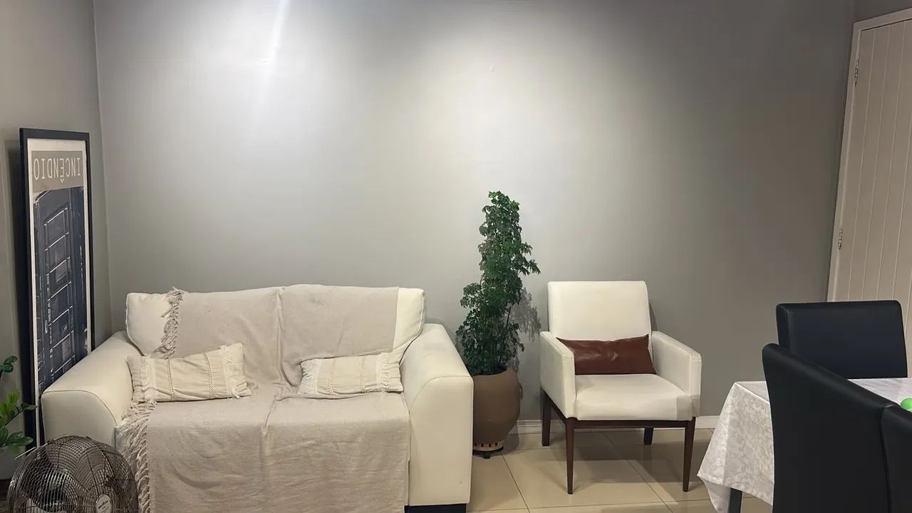 Vendo sofá com conjunto de poltrona