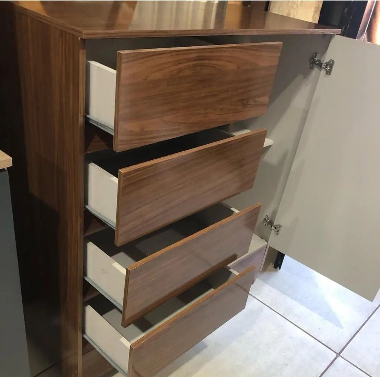 Cômoda Amadeirada 4 Gavetas e 1 Porta - Ótimo Estado - Foto 5