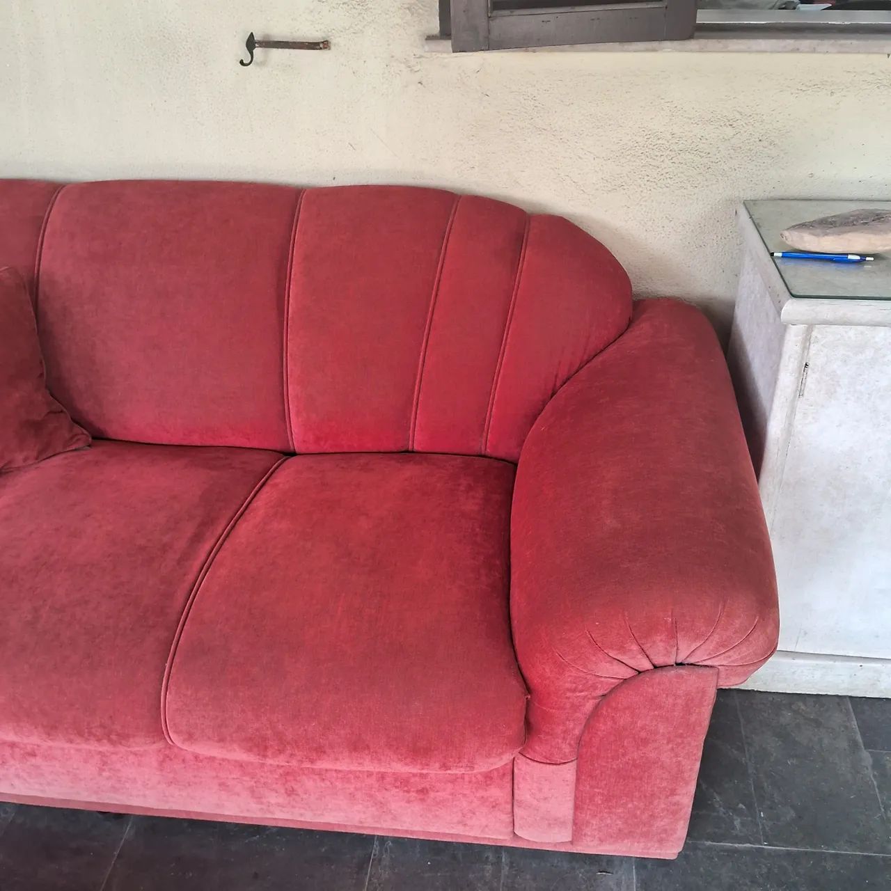 Sofá madeira maciça veludo vermelho - Foto 3