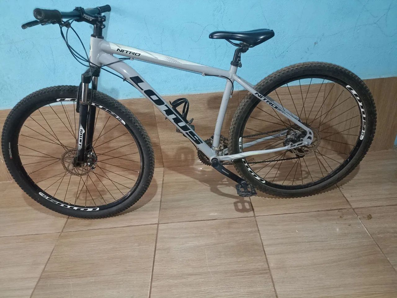 Bicicleta aro 29 com os dois pneus novos perfeitos.