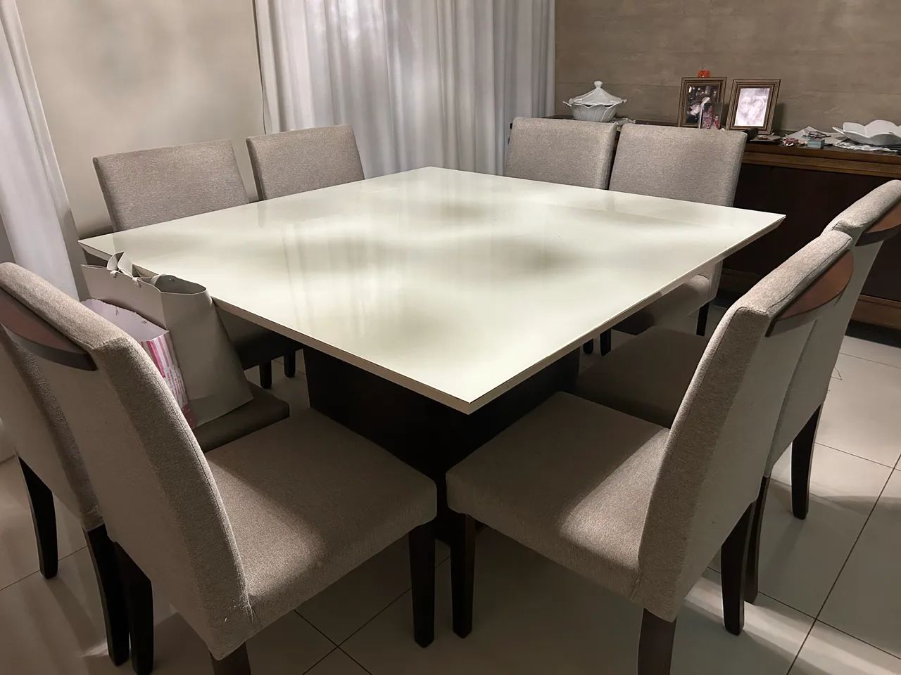 Mesa quadrada 130cm com 8 cadeira estofadas  - Foto 4