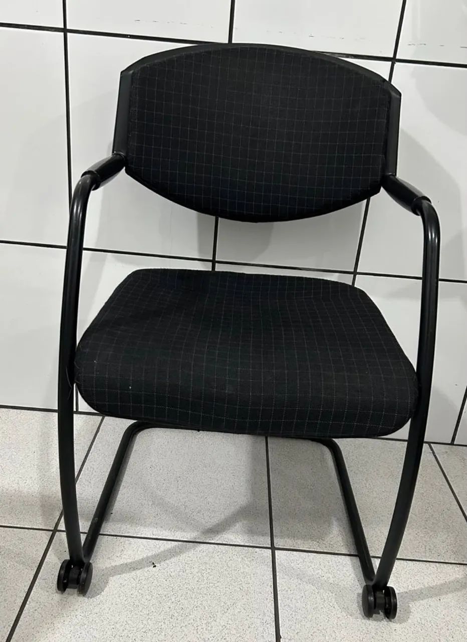 Vendo cadeiras Giroflex fixas  - Foto 4