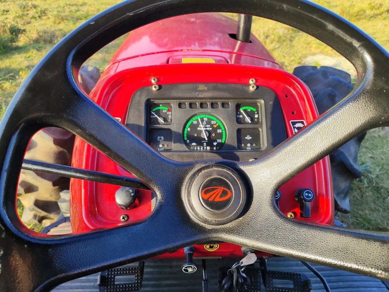 Vendo trator Mahindra 9200 - Foto 6