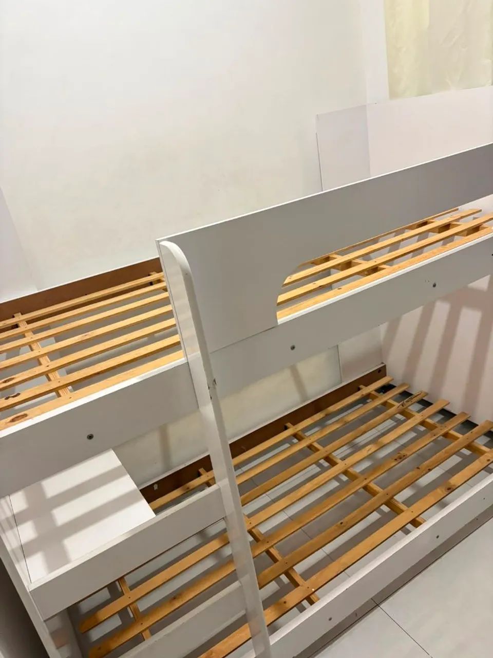 100% MDF, robusta, escada lateral, com rodinhas com trava, inteira e pronta para uso. - Foto 4