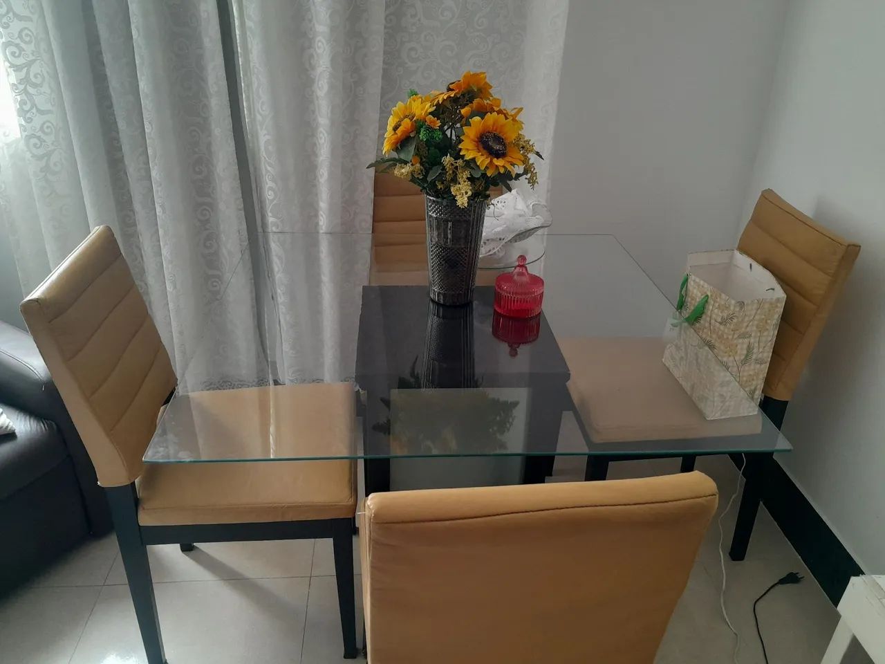 Mesa de vidro com 4 cadeiras - Foto 2