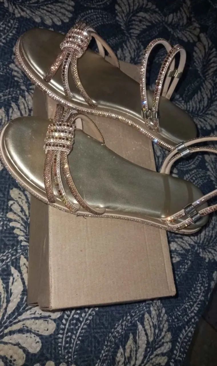 Vende se Sandália feminina dourada com strass - Foto 2